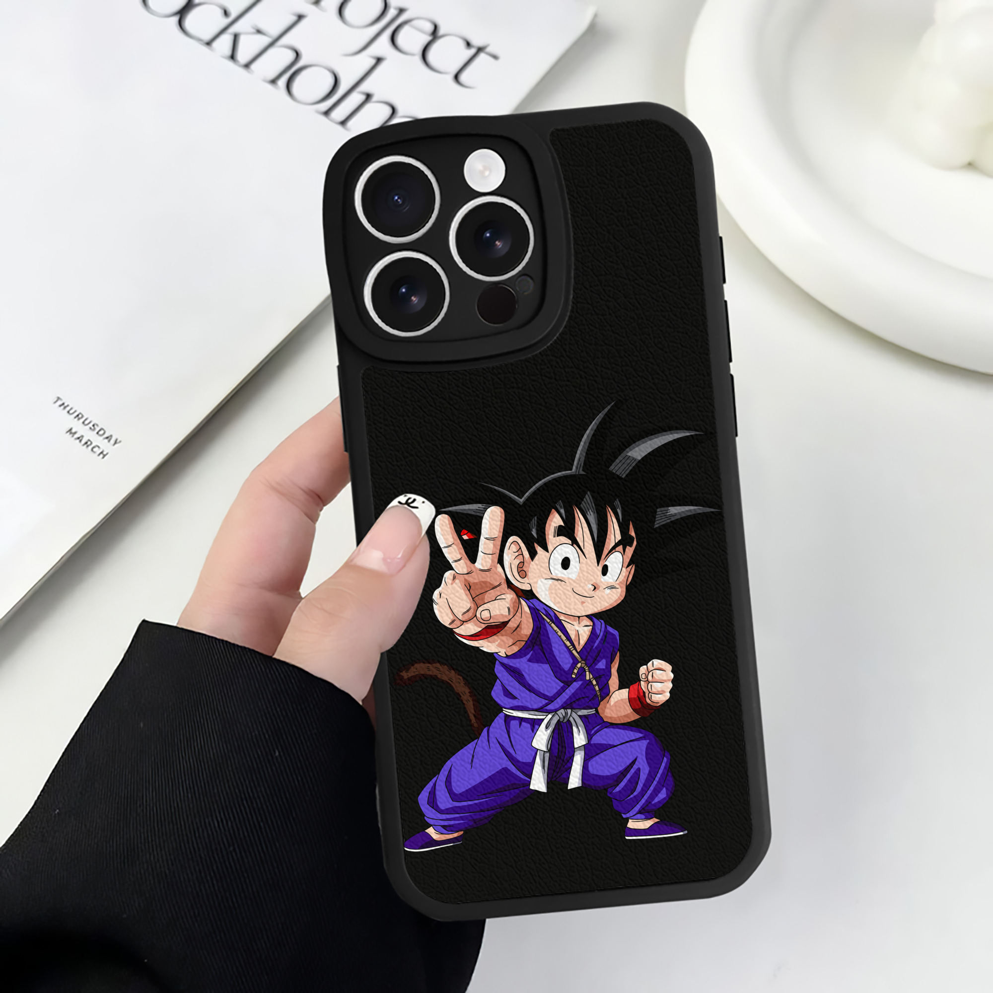（画像用） ドラゴンボール 孫悟空（そん ごくう）Son Goku カカロット DRAGON BALL Kakarotto 【iPhone 16シリーズ対応】シリコンスマホケース（レザー調） 材質：シリコン